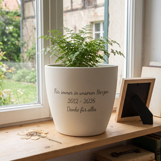 Rückseite des Blumentopfs mit drei Zeilen Gravur: Für immer in unseren Herzen, 2012 - 2026, Danke für alles