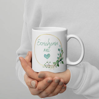 Weiße, glänzende Tasse - Erzieherin mit Herz (Blumenkranz)