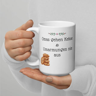 Weiße, glänzende Tasse - Omas gehen Kekse & Umarmungen nie aus